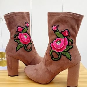 Floral embroidered Beige Boots, Suede Feel. vgc. 7.5 Chunky Heel